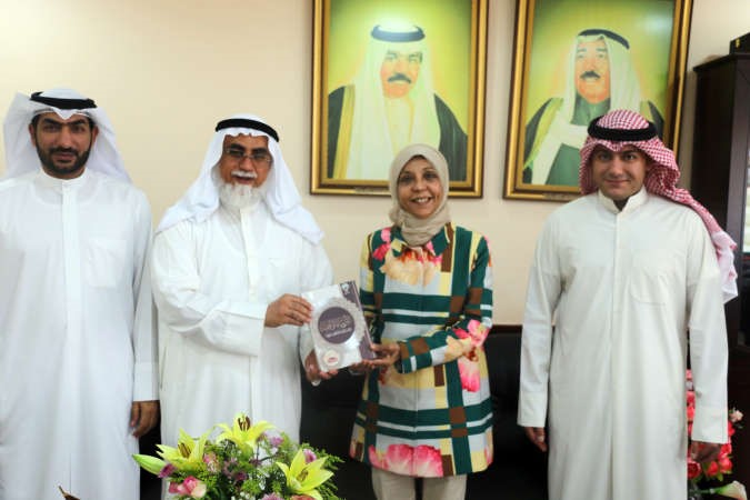 عبدالمحسن الجارالله الخرافي يهدي كتاب التربية الوقفية الى دمريم الوتيد بحضور حمد المير وجاسم المقهوي﻿