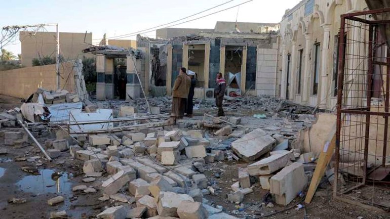 عراقيون يتفقدون حطام احد المنازل بعد تفجيره في الرمادي 	رويترز﻿