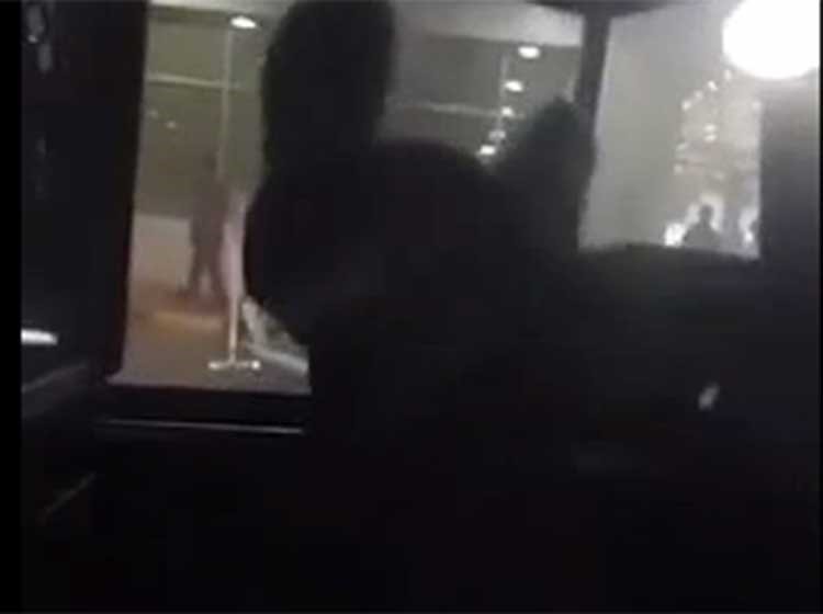 بالفيديو.. معتقل شرس في الكويت يحاول كسر زجاج الدورية برجليه الحافيتين