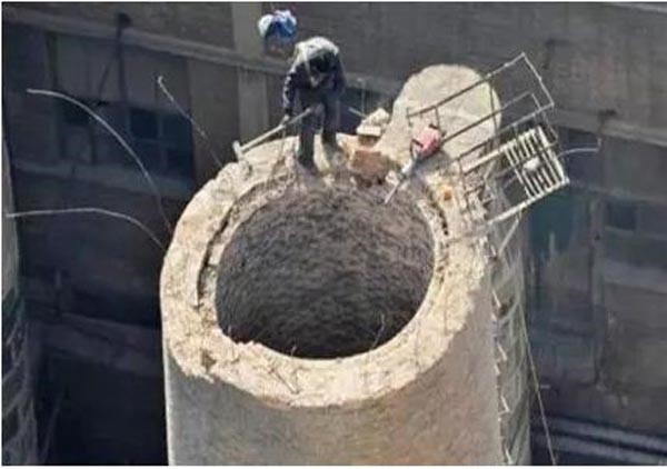 صورة: شركة صينية توظف عاملاً واحداً لكي يهدم مبنى بالمطرقة