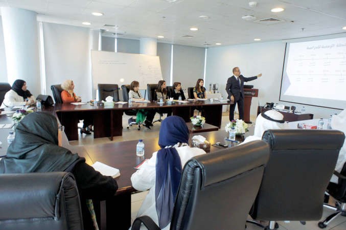 درضا الخياط يشرح للحضور الخطة الزمنية للاختبارات﻿