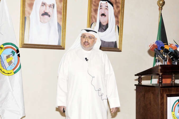  احمد الحصان يعرض مشاريع قطاع الطرق﻿