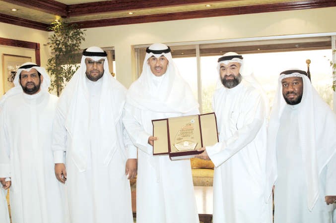الشيخ فواز الخالد مستقبلا حمد الكندري واعضاء الوفد﻿