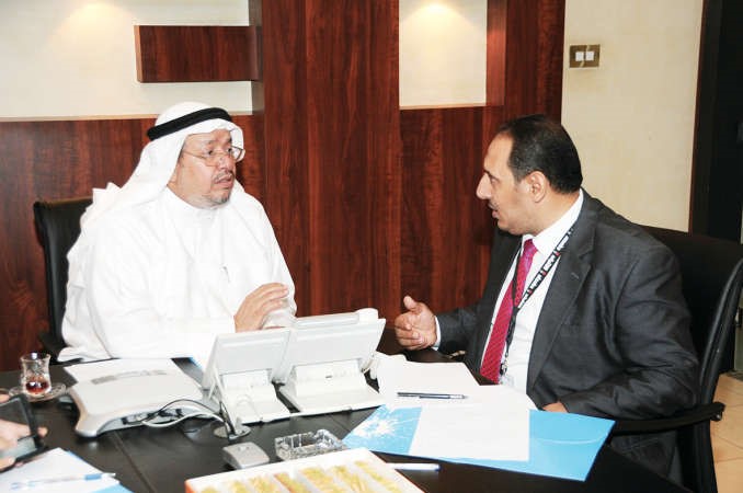 دعادل الفلاح متحدثا الى الزميل اسامة ابوالسعود