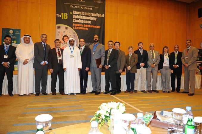 دابراهيم هادي متوسطا الاطباء المشاركين في مؤتمر الكويت الدولي 16 لطب العيون