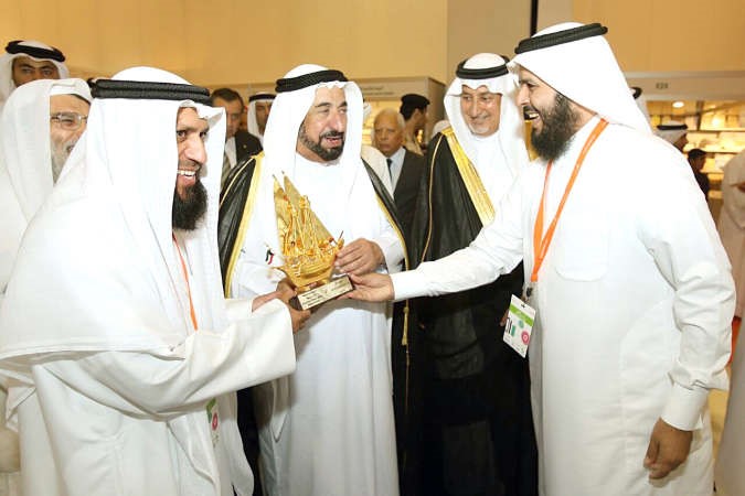 الشيخ دسلطان القاسمي في جناح وزارة الاوقاف بمعرض الشارقة الدولي للكتاب 2014 