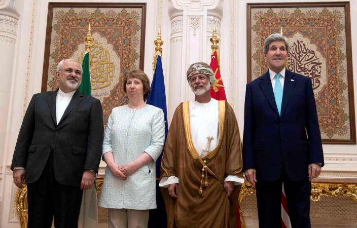 وزير الخارجية العماني يوسف بن علوي يتوسط وزير الخارجية الايراني جواد ظريف وسفير الاتحاد الاوروبي كاثرين اشتون ووزير الخارجية الاميركي جون كيري في مسقط امس رويترز