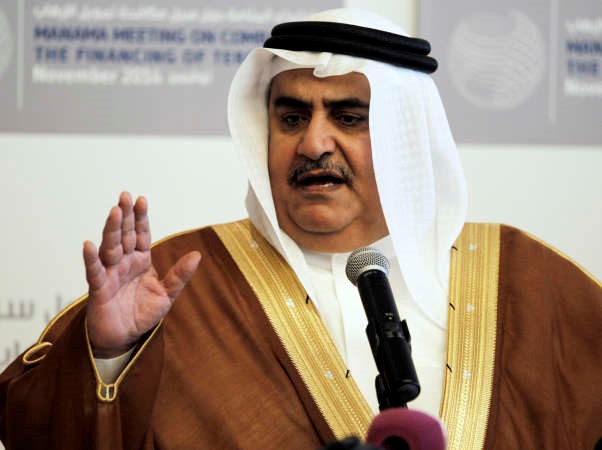 وزير خارجية البحرين متحدثا للصحافيين خلال افتتاح اجتماع المنامة لمكافحة تمويل الارهاب رويترز