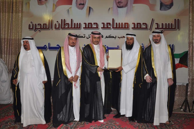 درع تكريمية يتسلمها محمد سلطان بن حثلين نيابة عن والده﻿