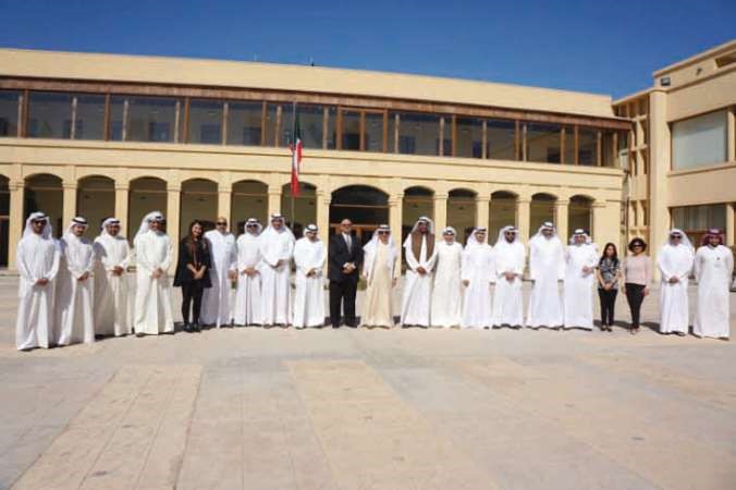 السفير عبدالعزيز الشارخ متوسطا المشاركين في الدورة 