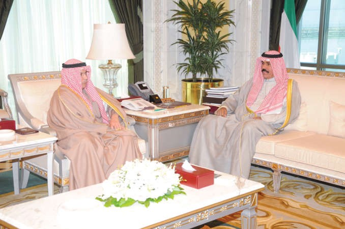 سمو ولي العهد الشيخ نواف الاحمد مستقبلا الشيخ خالد الجراح 