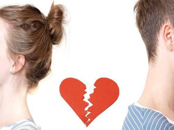 دراسة بريطانيَّة: كثرة استخدام الهواتف الذكيَّة تدّمر الزواج 