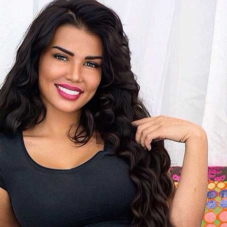 في بابتسامة هوليوودية