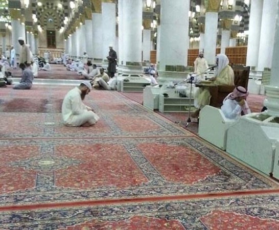 صورة: حضور طالب واحد في درس علمي بالحرم النبوي!
