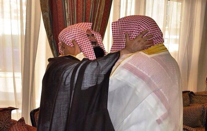 شاهد.. مغردون يعجبون بصورة تظهر الاحترام المتبادل بين أئمة الحرم المكيّ 