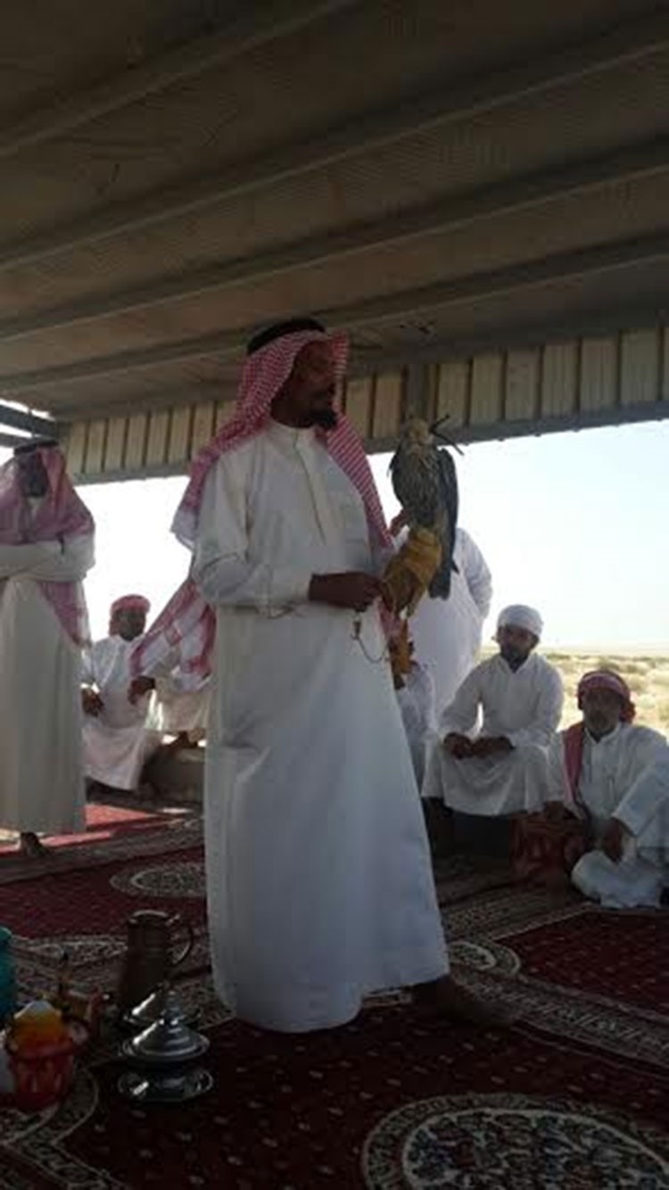 3 شبان سعوديين يصطادون "صقراً نادراً" ويبيعونه بـ 271 ألف ريـال
