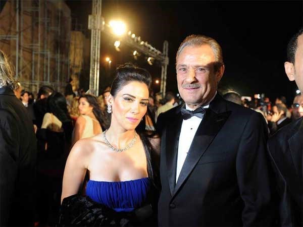 بالصور.. فتاة برفقة فاروق الفيشاوي تثير التساؤلات