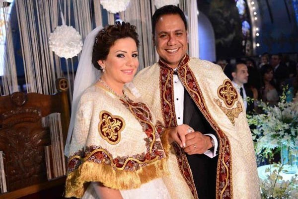 العروسان اثناء مراسم الاكليل