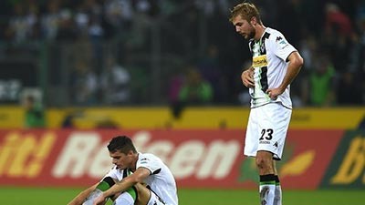 بالفيديو.. لاعب مونشنغلادباخ يحرز هدفا في مرماه من منتصف الملعب