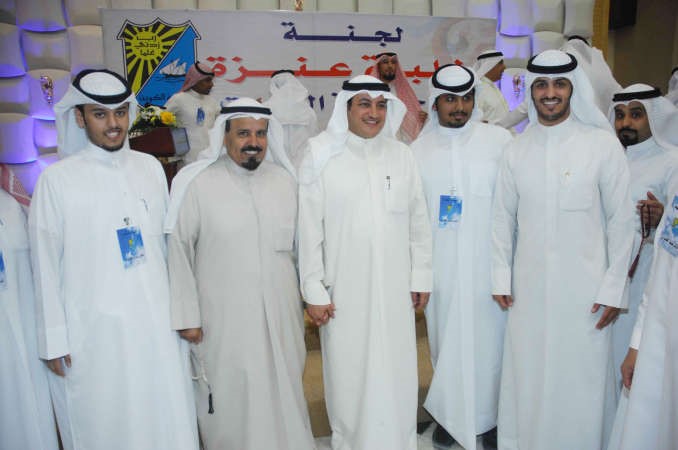 النائب عسكر العنزي متوسطا الزميل بداح العنزي ونجله طلال			هاني عبدالله﻿