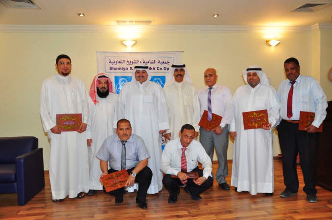 خالد القطامي متوسطا المشاركين في الدورة ﻿