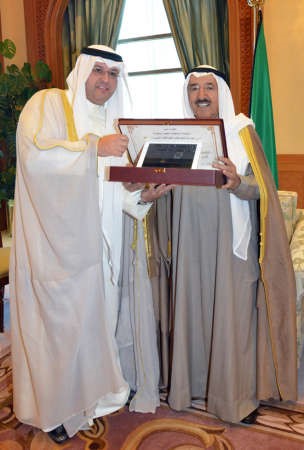 صاحب السمو الامير خلال لقائه الشيخ طلال المحمد 