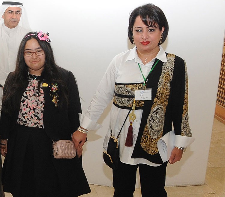 طفلة مع والدتها