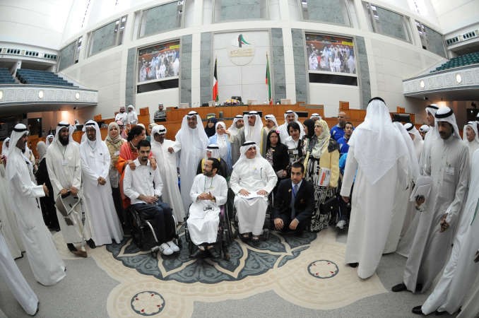 رئيس مجلس الامة مرزوق الغانم ونائبه مبارك الخرينج وهند الصبيح يتوسطون ذوي الاحتياجات الخاصة في قاعة عبدالله السالم هاني الشمري
