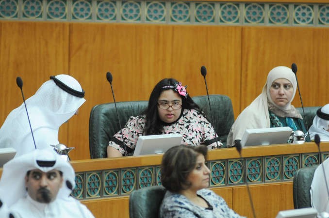 طفلة من ذوي الاحتياجات الخاصة في القاعة
