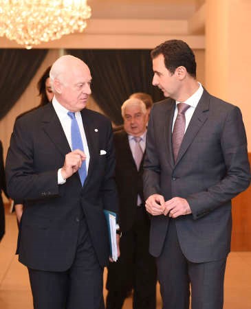 الرئيس السوري بشار الاسد متحدثا الى المبعوث الدولي ستافان دي ميستورا بحضور وليد المعلم رويترز 