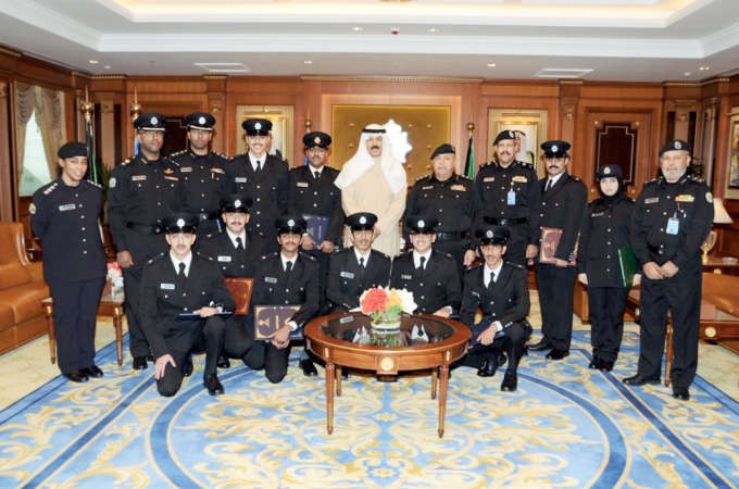 الشيخ محمد الخالد والفريق سليمان الفهد يتوسطان الخريجين الجدد﻿