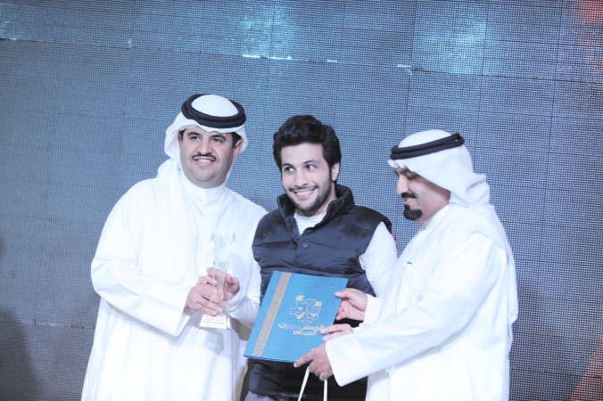 الشيخ دعيج الخليفةيسلم ميثم بدر جائزة مسرح الخليج