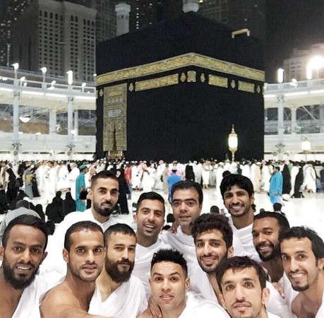 صورة سلفي للاعبي الازرق خلال ادائهم لمناسك العمرة