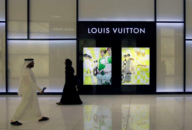 ثقة المستهلكين في المنطقة مرتفعة وفي الصورة اماراتيون يتسوقون في مول دبي حيث جاءت الثقة في الامارات اقل من نظيرتها في الكويت حسب ماستركارداپ 
