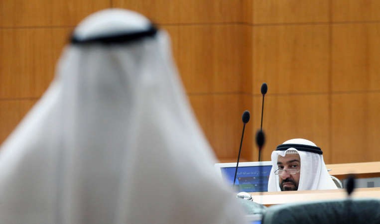 تصريحات الوزير علي العمير في ابوظبي امس ازالت اللبس حول تاثير انخفاض اسعار النفط على الاقتصاد الكويتيفي الصورة العمير في جلسة البرلمان الاخيرةافپ ﻿