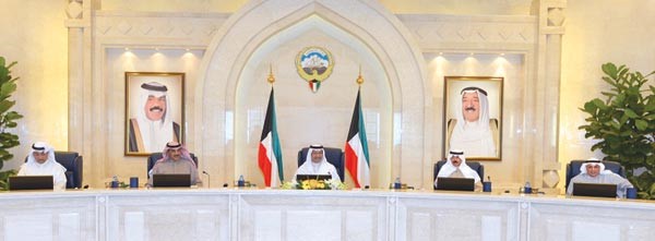 سمو رئيس مجلس الوزراء الشيخ جابر المبارك مترئسا الاجتماع بحضور الشيخ صباح الخالد والشيخ محمد الخالد والشيخ خالد الجراح ود عبدالمحسن المدعج﻿
