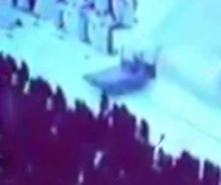 بالفيديو.. طفل يدهس عشرات النساء بسيارة النظافة في الحرم المكي اثناء صلاتهن !