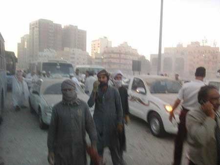 بالفيديو والصور.. هدم فندق قرب المسجد النبوي يتسبب بأضرار فادحة بالسيارات وازدحام خانق