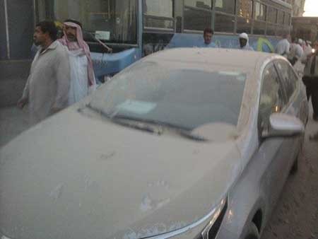 بالفيديو والصور.. هدم فندق قرب المسجد النبوي يتسبب بأضرار فادحة بالسيارات وازدحام خانق
