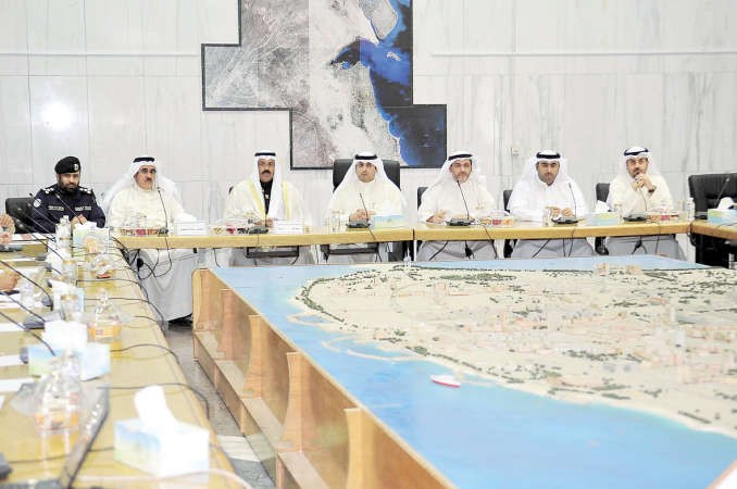 الفريق اول متقاعد الشيخ احمد النواف خلال اجتماعه مع اعضاء لجنة حولي اسامة ابوعطية
