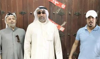 فريق البلدية امام احدى البقالات المغلقة 