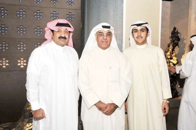 الشيخ احمد اليوسف والشيخ جابر فيصل الصباح واحد الحضور في المعرض