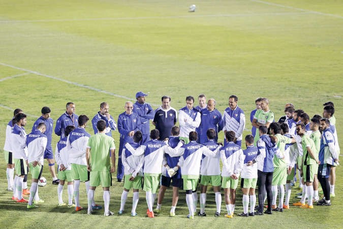مدرب الازرق جورفان ڤييرا يجتمع باللاعبين قبل التدريب على ملعب النصر الازرقكوم