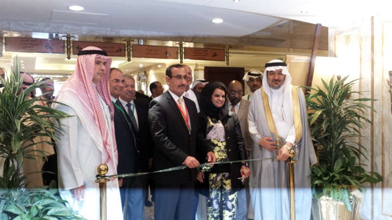 دقيس الدويري ود توفيق بن خوجة ود رحاب الوطيان ود وليد الفلاح يقصون شريط افتتاح المعرض المصاحب للمؤتمر