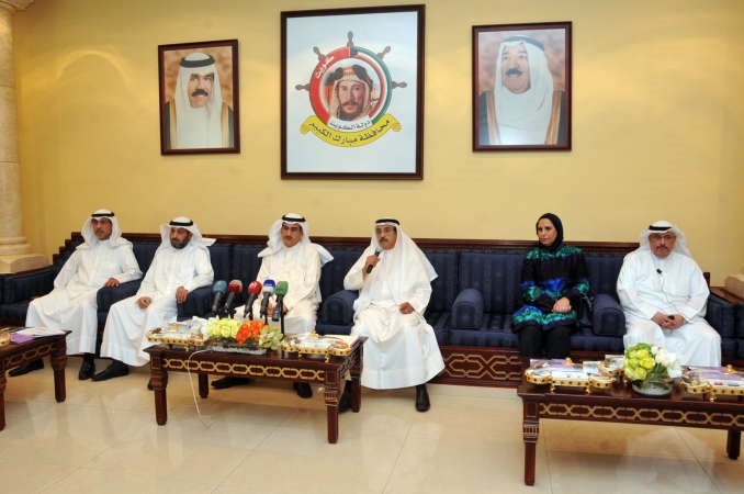 معبدالعزيز الابراهيم والفريق متقاعد احمد الرجيب ومعواطف الغنيم ومطلال الاذينة ومسعود النقي خلال اللقاء محمد هاشم
