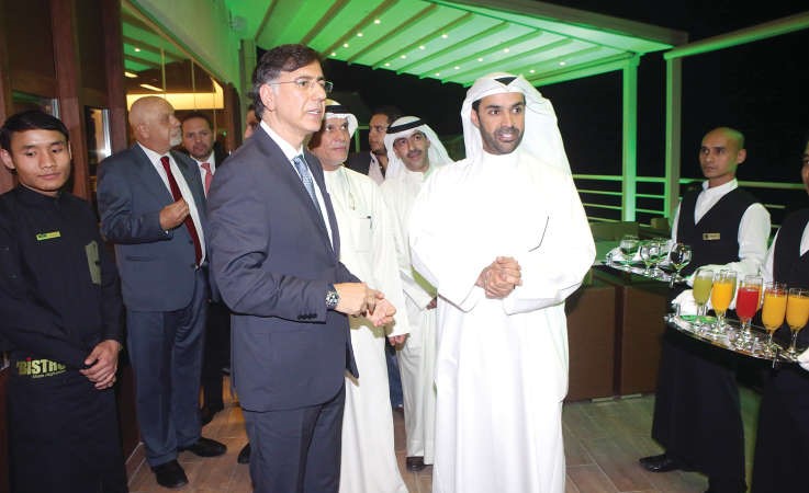 الشيخ طلال الصباح وشوقي بركات في جولة بالمطعم	احمد علي﻿