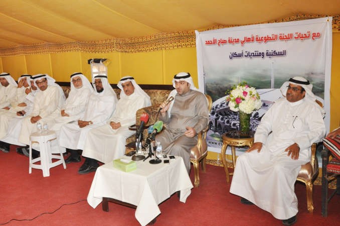 ابل خلال استماعه الى مطالبات اهالي المدينة وحواره معهم	احمد علي﻿