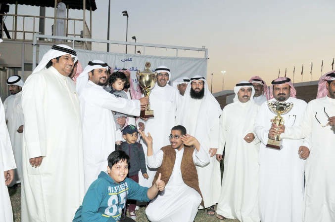 الشيخ ضاري الفهد يسلم كاس المرحوم خالد يوسف المرزوق للفائزين لاسطبل الابرق قاسم باشا
