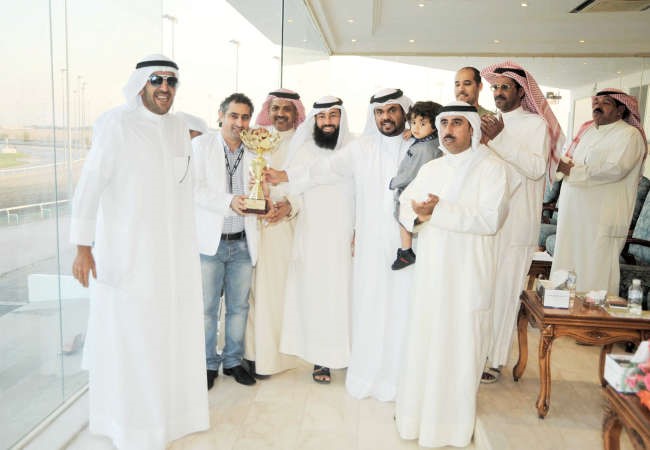 الزميل سمير بوسعد يسلم كاس الانباء للفائزين بالمركز الاول