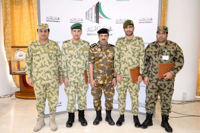 العميد خالد الوقيت متوسطا الضباط المكرمين